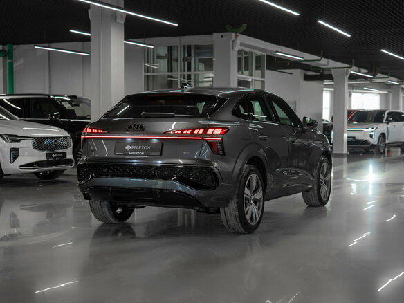 2026 Audi Q3 Sportback TFSI III (FJ), серый, 6998000 рублей - вид 4