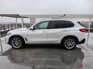 2020 BMW X5 40i IV (G05/G18), белый, 6400000 рублей, вид 3