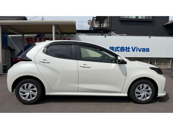 2022 Toyota Yaris IV, белый, 1061000 рублей - вид 6