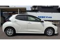 2022 Toyota Yaris IV, белый, 1061000 рублей - вид 6