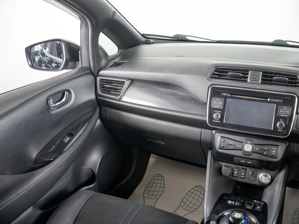 2018 Nissan Leaf II (ZE1), чёрный, 1699000 рублей - вид 11