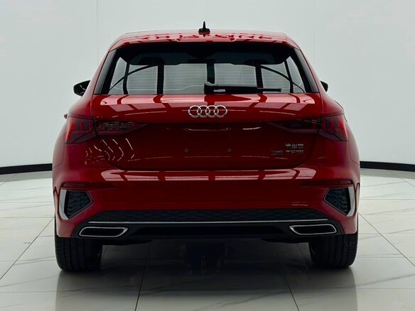 2023 Audi A3 Sportback 35 TFSI IV (8Y), красный, 1980000 рублей - вид 4