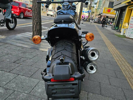 2022 Harley-Davidson Fat Bob, чёрный, 2000000 рублей, вид 2