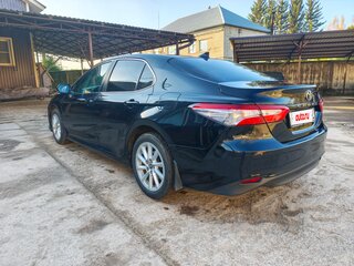 2021 Toyota Camry VIII (XV70) Рестайлинг, чёрный, 2000000 рублей, вид 4