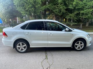 2017 Volkswagen Polo V Рестайлинг, белый, 1150000 рублей, вид 4
