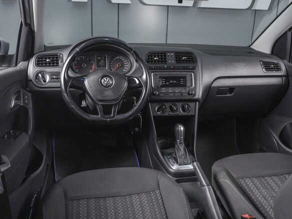 2017 Volkswagen Polo V Рестайлинг, серебристый, 810000 рублей - вид 5