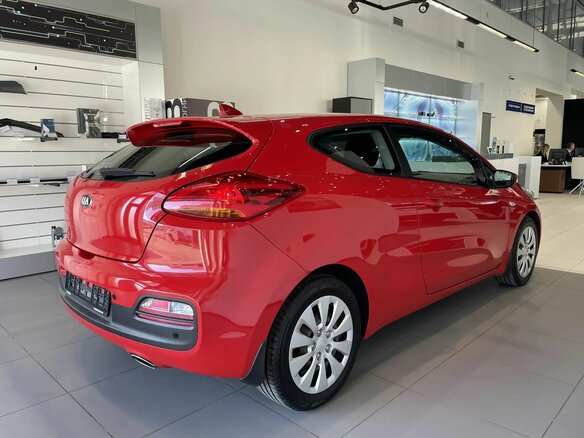 2017 Kia Ceed II Рестайлинг, красный, 1100000 рублей - вид 5