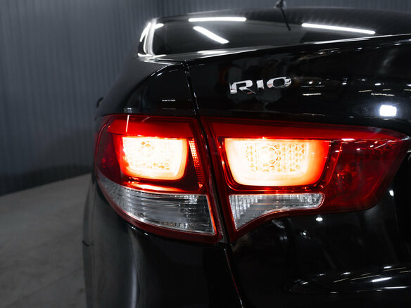 2015 Kia Rio III Рестайлинг, чёрный, 900000 рублей - вид 8