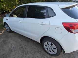2015 Kia Rio III Рестайлинг, белый, 1100000 рублей, вид 5