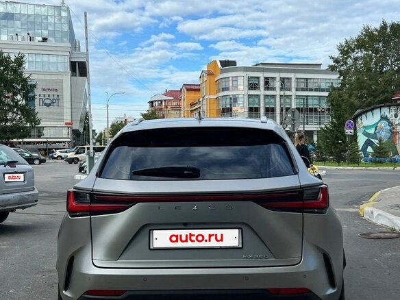 2022 Lexus NX 250 II, серебристый, 6350000 рублей - вид 3