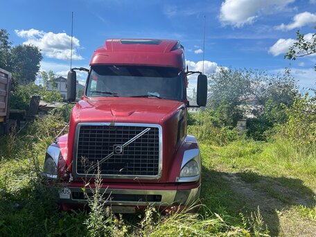 2004 Volvo VNL, красный, 2500000 рублей, вид 1