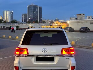 2019 Toyota Land Cruiser 200 Series Рестайлинг 2, белый, 9300000 рублей, вид 4