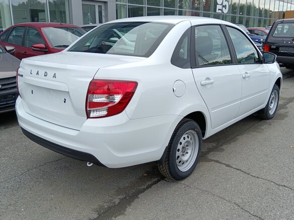 2026 Lada (ВАЗ) Granta I Рестайлинг, белый, 987000 рублей - вид 4