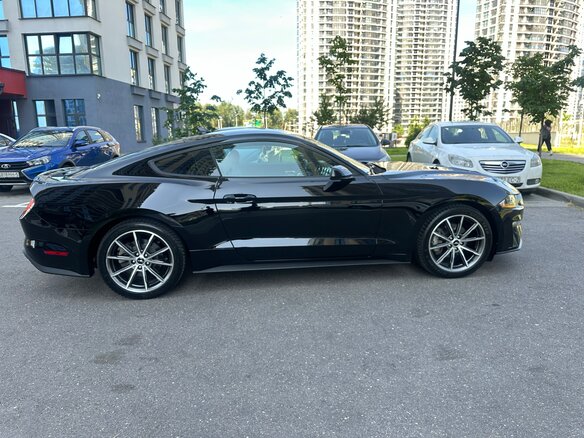 2021 Ford Mustang VI Рестайлинг, чёрный, 1999000 рублей - вид 4