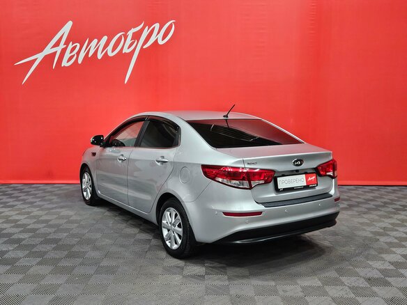 2015 Kia Rio III Рестайлинг, серебристый, 990000 рублей - вид 3