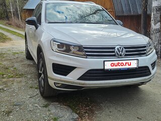 2017 Volkswagen Touareg II Рестайлинг, белый, 3800000 рублей, вид 1