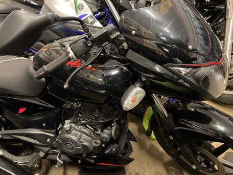 2021 Bajaj Pulsar 180, чёрный, 130000 рублей, вид 1
