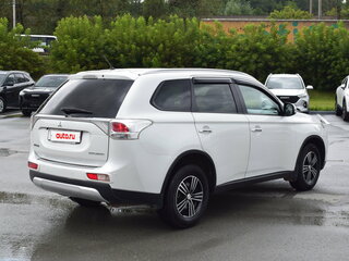 2014 Mitsubishi Outlander III Рестайлинг, белый, 1397000 рублей, вид 3