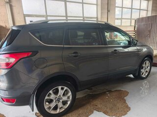 2017 Ford Kuga II Рестайлинг, серый, 1570000 рублей, вид 4