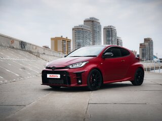 2021 Toyota Yaris IV, красный, 3500000 рублей, вид 3