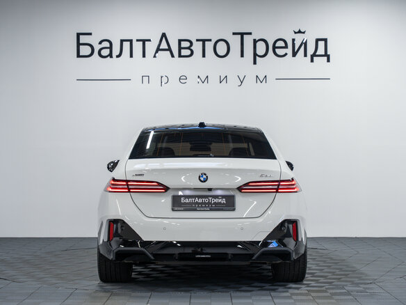 2025 BMW 5 серии 530i xDrive VIII (G60/G61/G68), белый, 9150000 рублей - вид 8
