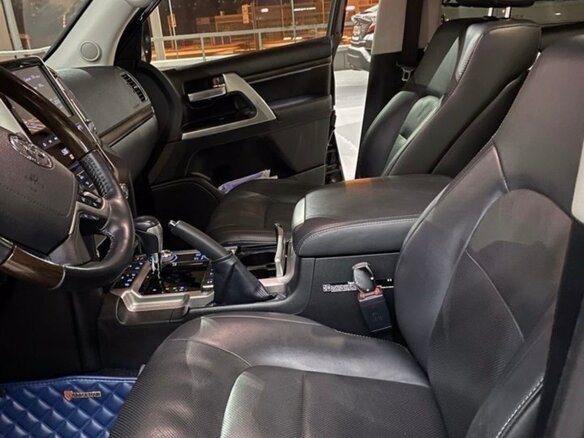 2018 Toyota Land Cruiser 200 Series Рестайлинг 2, чёрный, 8500000 рублей - вид 6