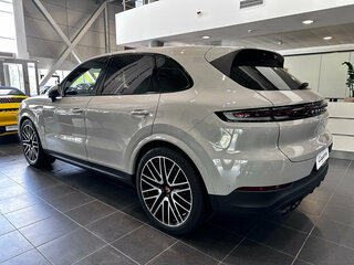 2023 Porsche Cayenne III Рестайлинг, серый, 15850000 рублей, вид 3