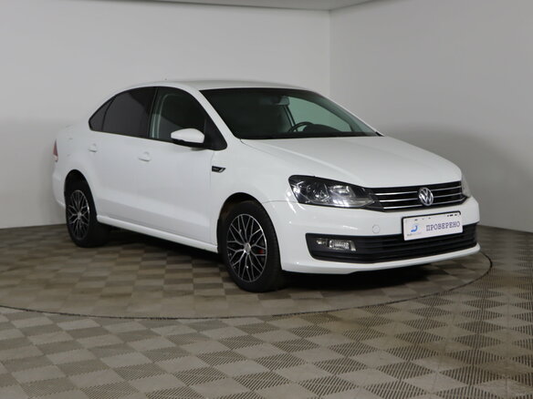 2018 Volkswagen Polo V Рестайлинг, белый, 999990 рублей - вид 1