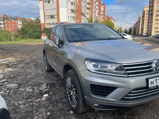 2015 Volkswagen Touareg II Рестайлинг, серебристый, 2390000 рублей, вид 3
