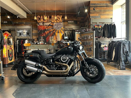 2018 Harley-Davidson Fat Bob, чёрный, 1990000 рублей, вид 1