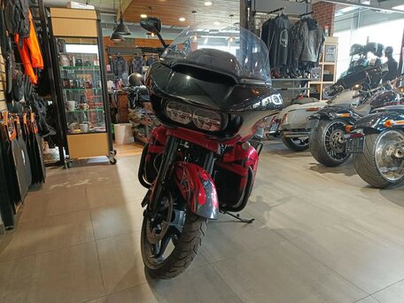 2022 Harley-Davidson CVO Road Glide Limited, пурпурный, 2490000 рублей, вид 4