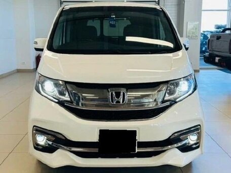 2017 Honda Stepwgn Spada V, белый, 1430000 рублей, вид 2