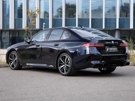 2026 BMW 5 серии 530i xDrive VIII (G60/G61/G68), чёрный, 9700000 рублей, вид 4