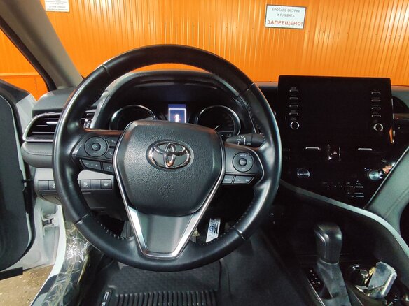 2021 Toyota Camry VIII (XV70) Рестайлинг, белый, 3350000 рублей - вид 15