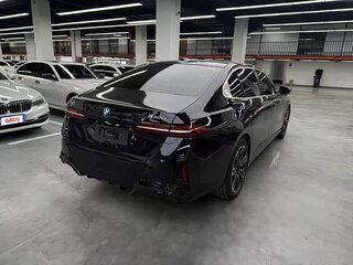 2026 BMW 5 серии Long 530Li xDrive VIII (G60/G61/G68), чёрный, 7100225 рублей, вид 5