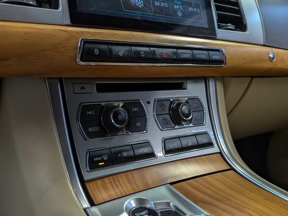 2014 Jaguar XF I Рестайлинг, белый, 1350000 рублей - вид 29