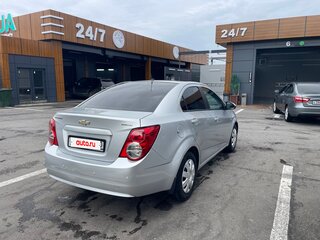 2013 Chevrolet Aveo II, серебристый, 570000 рублей, вид 4