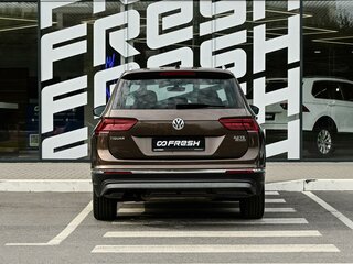 2017 Volkswagen Tiguan II, коричневый, 2349000 рублей, вид 4