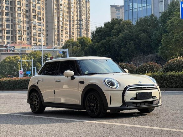 2023 Mini Hatch One III (F55/F56) Рестайлинг 2, бежевый, 2170700 рублей - вид 2