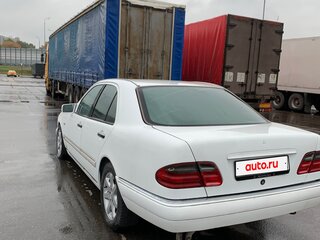 1999 Mercedes-Benz E-Класс 240 II (W210, S210) Рестайлинг, белый, 330000 рублей, вид 3