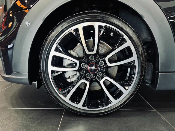 2023 Mini Hatch Cooper S III (F55/F56) Рестайлинг 2, чёрный - вид 21
