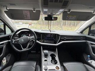 2021 Volkswagen Touareg III, чёрный, 5750000 рублей, вид 4