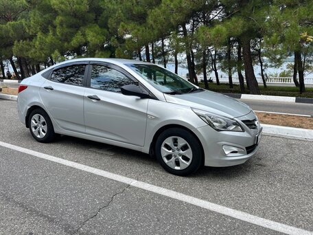 2015 Hyundai Solaris I Рестайлинг, серебристый, 750000 рублей, вид 4