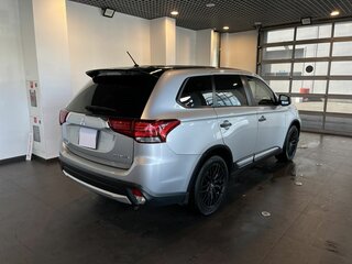 2016 Mitsubishi Outlander III Рестайлинг 2, серебристый, 1490000 рублей, вид 3