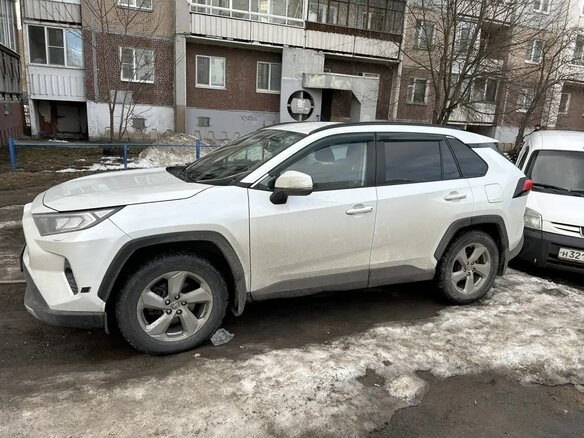 2021 Toyota RAV4 V (XA50), белый, 3350000 рублей - вид 2