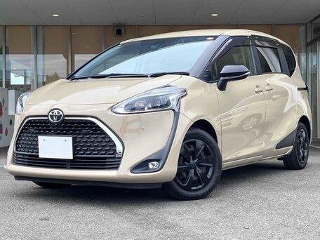 2018 Toyota Sienta II Рестайлинг, бежевый, 1600089 рублей, вид 4