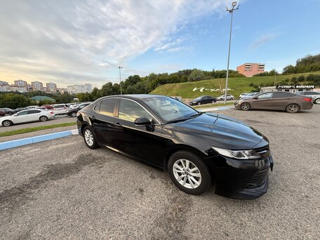 2019 Toyota Camry VIII (XV70), чёрный, 2800000 рублей, вид 3