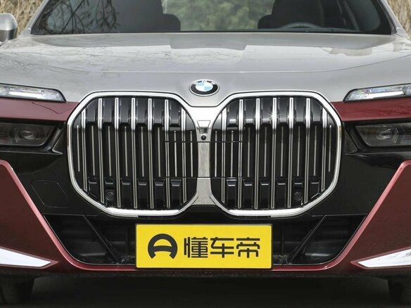 2025 BMW 7 серии 740i xDrive VII (G70), красный, 16760000 рублей - вид 2