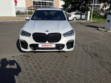 2020 BMW X5 45e IV (G05/G18), белый, 6850000 рублей, вид 3