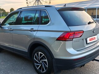 2018 Volkswagen Tiguan II, серебристый, 2610000 рублей, вид 4